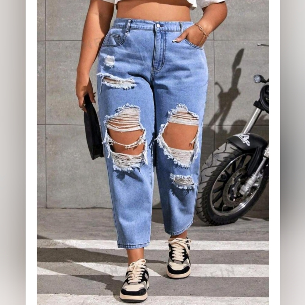 NWOT Plus Size Distressed Light Wash Jeans 👖